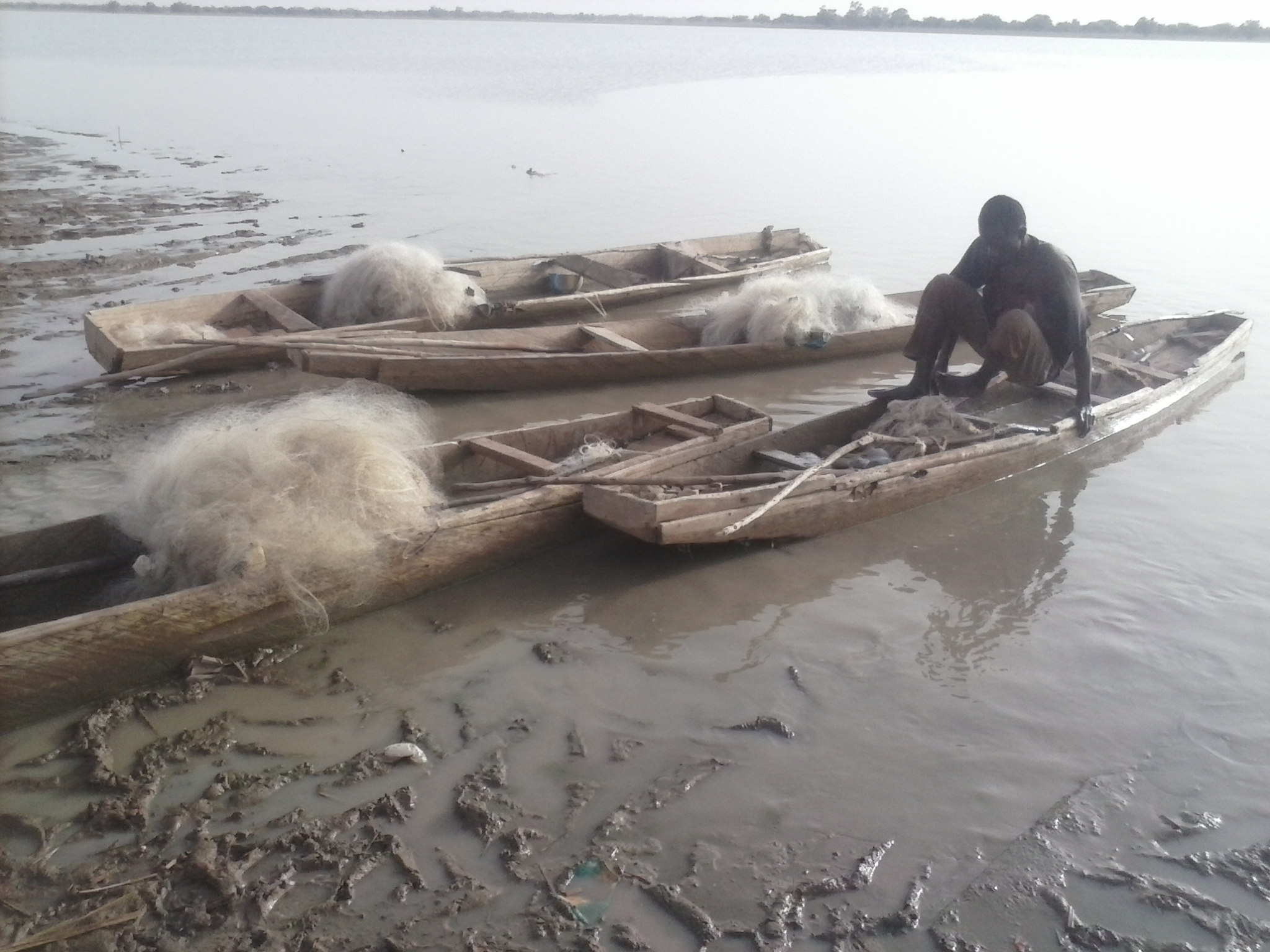 matériel de pêche et de transport sur le lac Higa